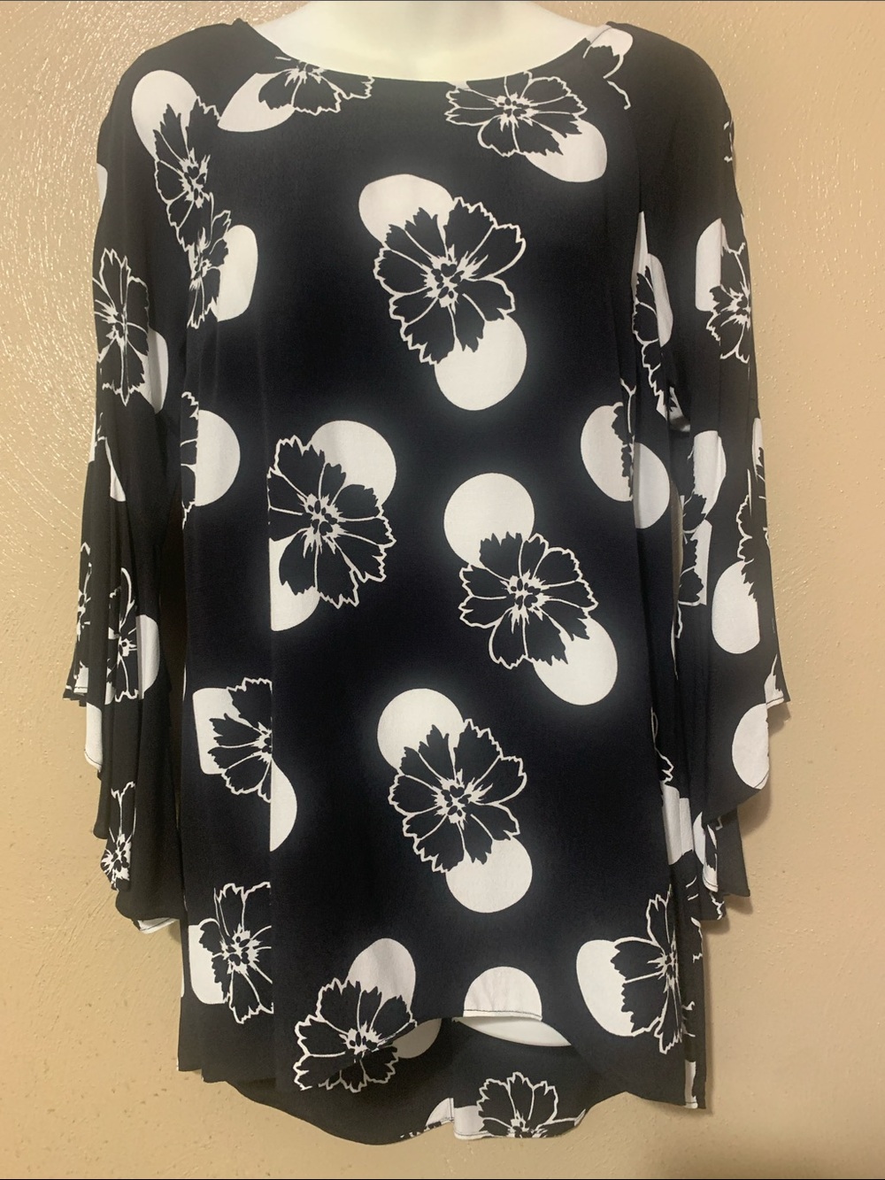 Kaari Blue XS Black and White Floral Circle Tunic Back Slit Bell Sleeves NWT